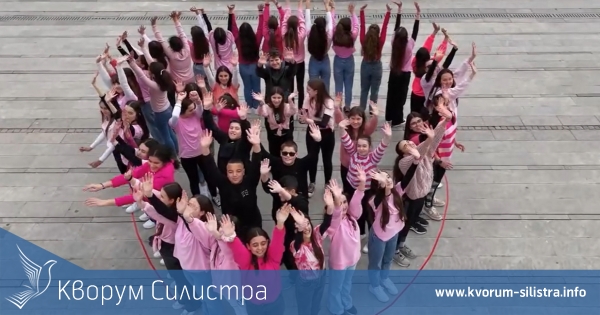 Ученици от СУ "Никола Й. Вапцаров" отбелязаха Деня на розовата фланелка с флашмоб