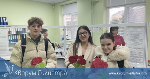 Ученическият парламент в Силистра зарадва жените в общината за 8 март