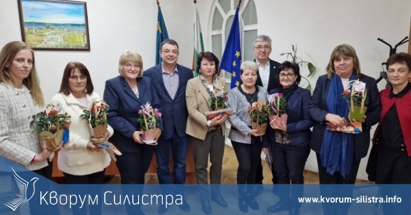 Цветя и пожелания за жените общински съветници в Силистра