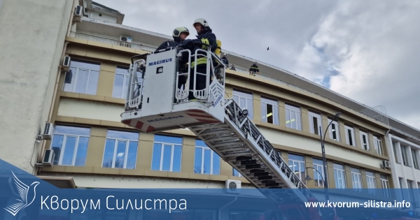Огнеборци спасиха възрастна жена от апартамент на третия етаж и жена в асансьор