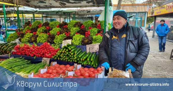 Работливи и усмихнати: Октай Самиев предлага качествени плодове и зеленчуци на Централния градски пазар в Силистра