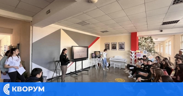 "За Езикова гимназия - с любов...": 12. клас зарадваха публиката с емоционален урок