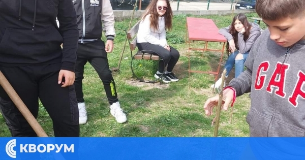 Ученици от ОУ "Иван Вазов" засадиха дървета за 50-годишнината на училището