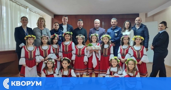 Лазарки гостуваха на полицията в Силистра