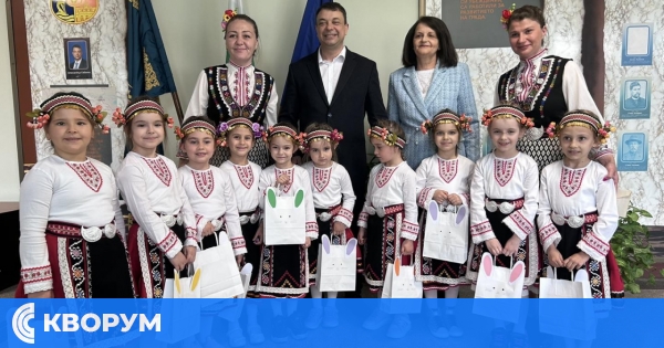 Малки лазарки огласиха Община Силистра с песни и танци