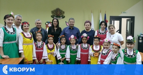 Лазарки от Ситово и Искра донесоха здраве, благодат и берекет на кмета