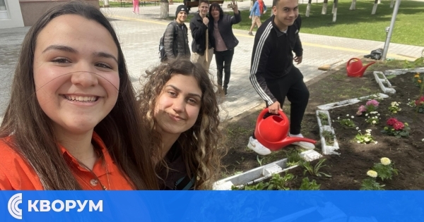 Доброволци от Силистра облагородиха градинките в СУ "Васил Левски"