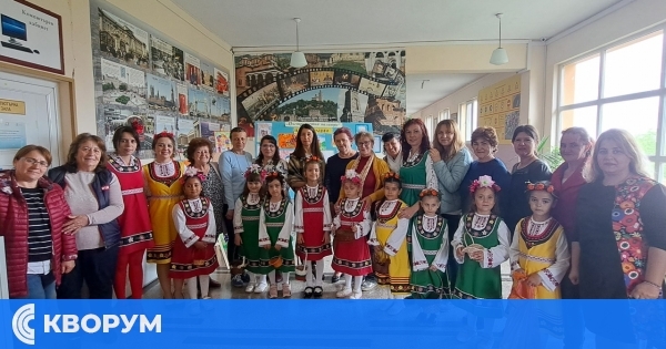 Малките лазарки в село Искра