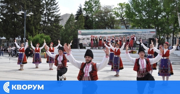 Самодейци от НЧ "Доростол" поздравиха силистренци на Цветница