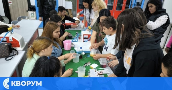 Силистренски ученици боядисваха яйца в Бурса