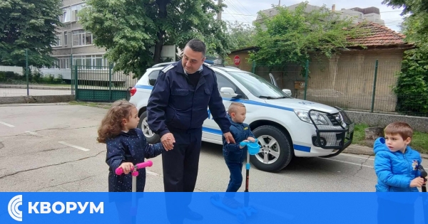 Силистра: Полицейски служители обучават деца в безопасно поведение на пътя