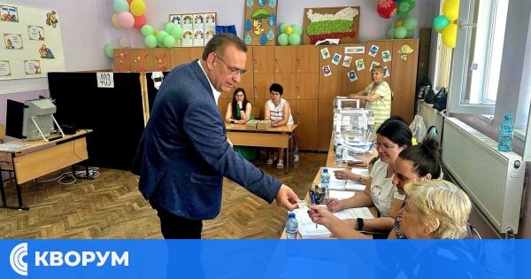 Председателят на ДПС Джевдет Чакъров гласува в Дулово