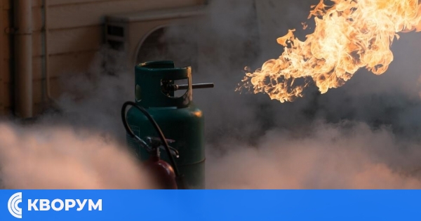 Мъж изнесе на ръце горяща газова бутилка от дома си