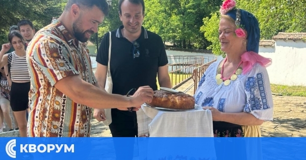 Студенти от Софийския университет бяха посрещнати с хляб и сол в Алфатар