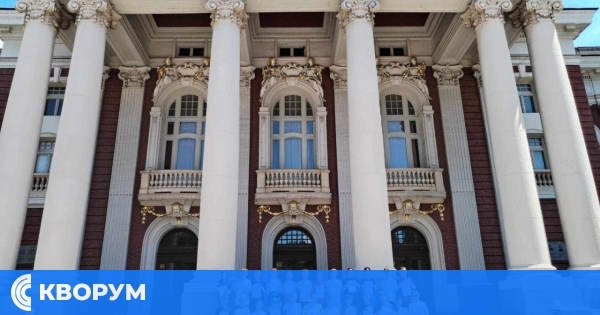 Вазовци получиха удостоверения за завършен начален етап на образование пред Народния театър в София