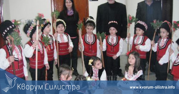 Коледарчета гостуваха на кмета на общината д-р Юлиян Найденов