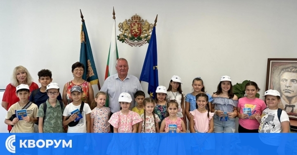 Участниците в летния клуб "Театър и приключения" посетиха Община Силистра