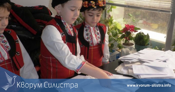 Коледарчета изтеглиха печелившите в коледната томбола на НАП Силистра