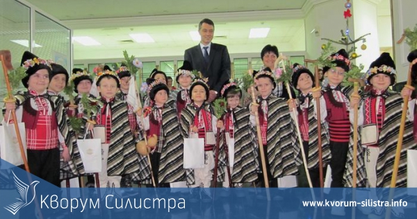 Коледарски песни огласиха и Областна администрация