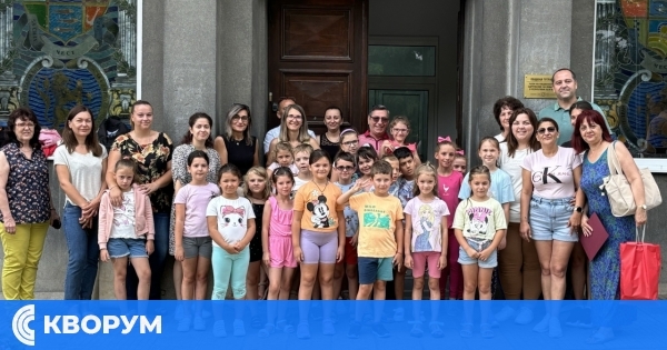 Деца от лятна занималня към ОЦИД с атрактивен "Flash Mob" пред общината