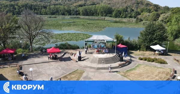 15 години Празник на водните лилии: Малък Преславец събра 22 фолклорни групи с 360 участници