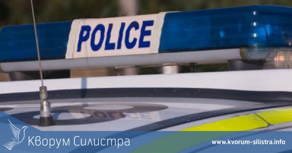 21-годишен шофьор оцеля след удар в крайпътно дърво