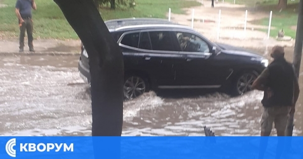 Кратък, но интензивен дъжд предизвика затруднения по улиците на Силистра