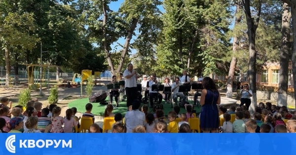 ДГ "Иглика" отпразнува Световния ден на музиката с Духовия оркестър