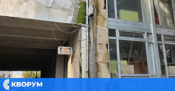 Отлепени плочи и влага застрашават сградата на Драматичния театър в Силистра