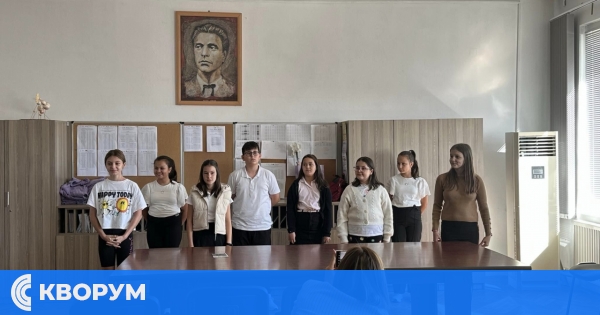 Клуб "Журналист" и ученици от СУ "Васил Левски" с трогателен поздрав за Международния ден на учителя