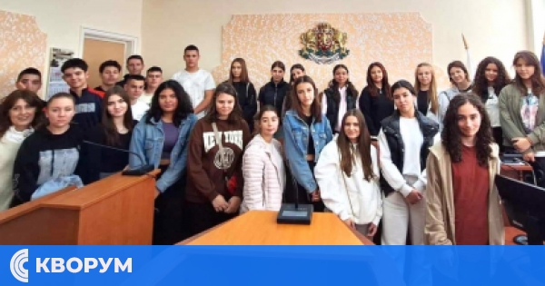 Ученици в ролята на съдии и адвокати в Силистра