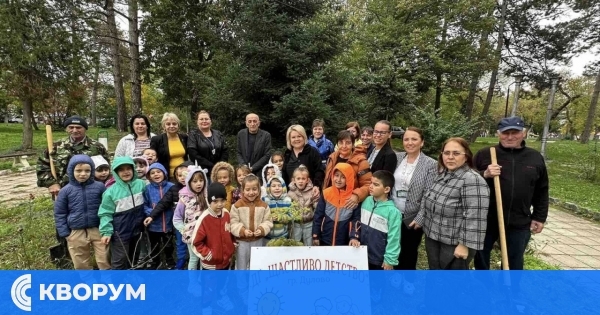 Децата от Дулово засадиха дръвчета и станаха осиновители на зелени площи в градския парк