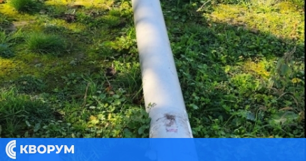 Инцидент в Силистра: Стълб от уличното осветление падна на сантиметри от химическа тоалетна