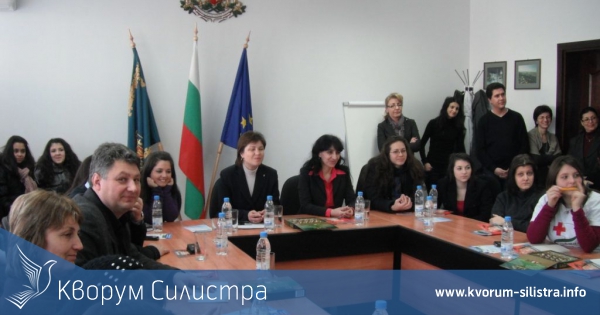 Младежи и педагози проведоха дискусия за "Онлайн безопасността"