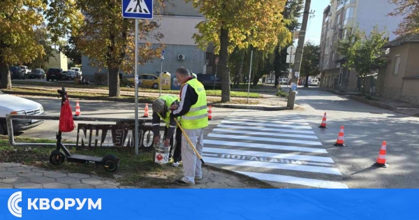 Общинско предприятие "Дръстър" възстановява пътната маркировка на кръстовище в Силистра