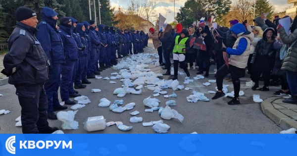 Граждани в Търговище настояват за оставки на полицаи на протест след смъртта на моторист, разследвана в Силистра