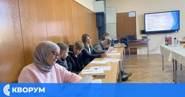 Съвместен урок в ПГМТ "Вл. Комаров": Ученици, учители и родители обсъдиха темата "Бай Ганьо журналист"