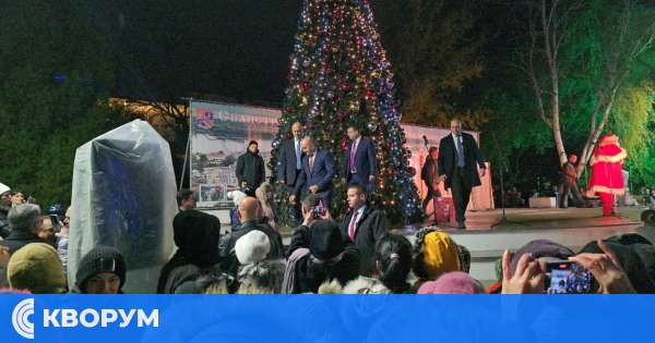 Президентът Румен Радев и кметът Александър Сабанов запалиха коледните светлини на площад "Свобода"