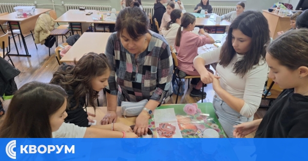 Ученици от 5.а клас създадоха коледна магия в творческа работилница по декупаж