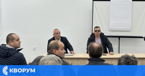Генерал-майор обучава доброволци в село Белица