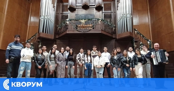 Ученици от Средище записват професионално песни в голяма концертна зала