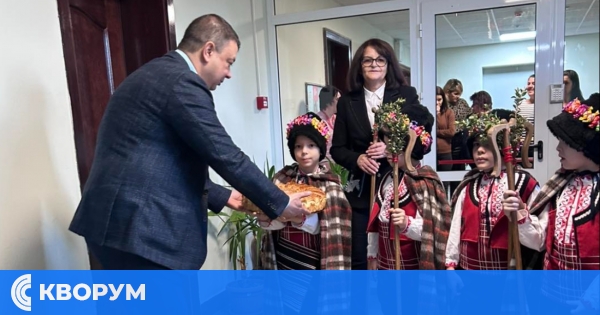 Малки коледари от ДГ "Ян Бибиян" поздравиха кмета на Силистра преди Рождество