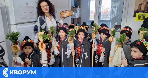 Малките коледари от група "Смехорани" разнесоха коледна магия в Дома за стари хора в с. Айдемир