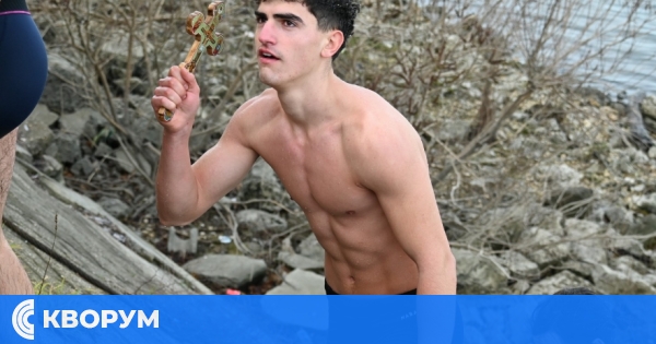 Дарин Крумов от Русе извади кръста от Дунав в Тутракан