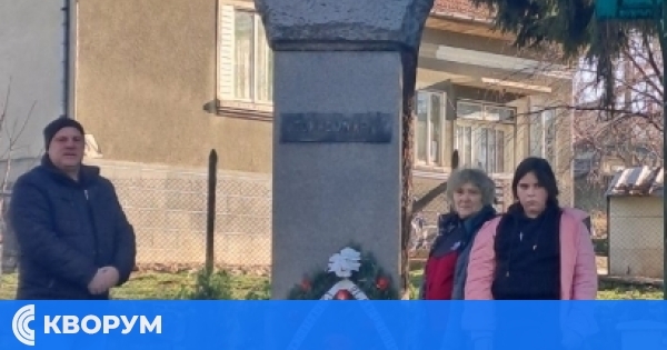 Ученици и жители на Професор Иширково с почит към Христо Ботев