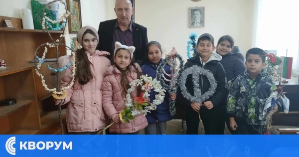 Ученици сурвакари от ОУ "Цанко Церковски" посетиха Кметството в Средище с пожелания за здраве и берекет