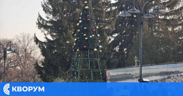 Служители на ОП "Дръстър" премахват коледно-новогодишната украса от площад "Свобода"