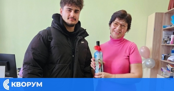 Ученици от ПЗГ "Добруджа" зарадваха Община Силистра с валентинки и празнично вино