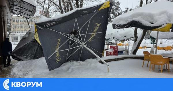 Сняг чупи чадъри на заведение в центъра на Силистра