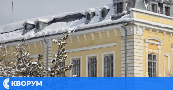 Опасност от падащ сняг от покрива на Художествената галерия в Силистра